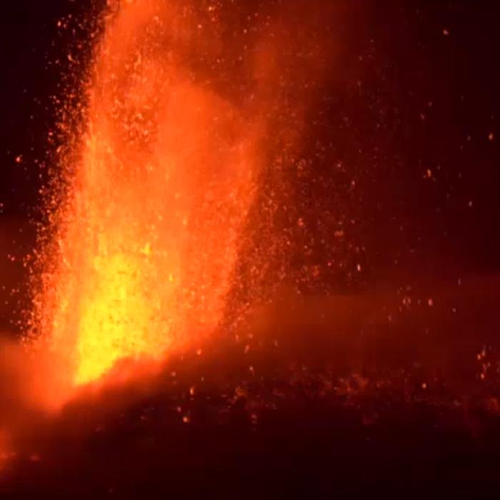 Italia. Vulcanul Etna a erupt din nou, expulzând lavă şi cenuşă