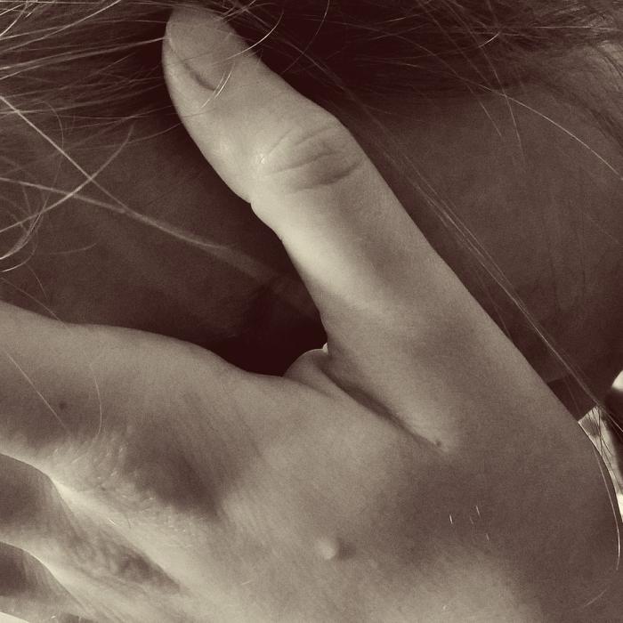 Franța. Un bărbat invita femei la întâlnire, folosindu-se de poze false şi le lega la ochi pentru a întreţine relaţii sexuale