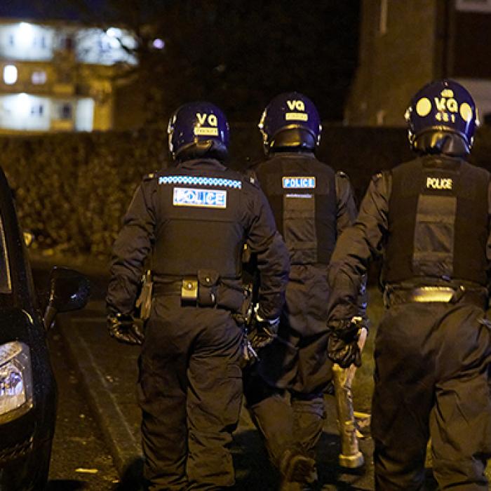 Marea Britanie. Protestatari arestați cu greu de polițiști: și-au lipit mâinile de asfalt