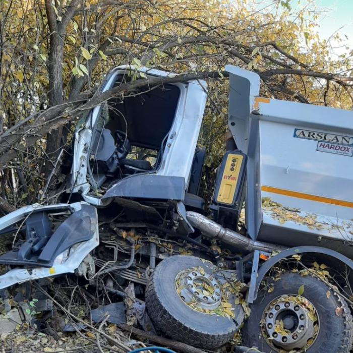 Șofer român, rămas încarcerat într-un autocamion. Accident grav, produs în județul Arad