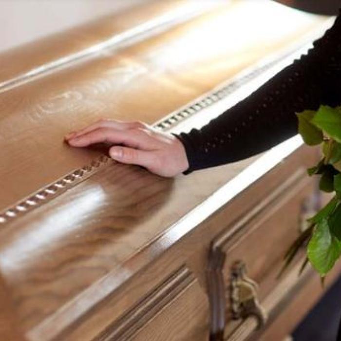 Caz cumplit în Vrancea: Un bărbat mort de COVID nu poate fi înmormântat pentru că toată familia e infectată. Preotul din sat: "E război"