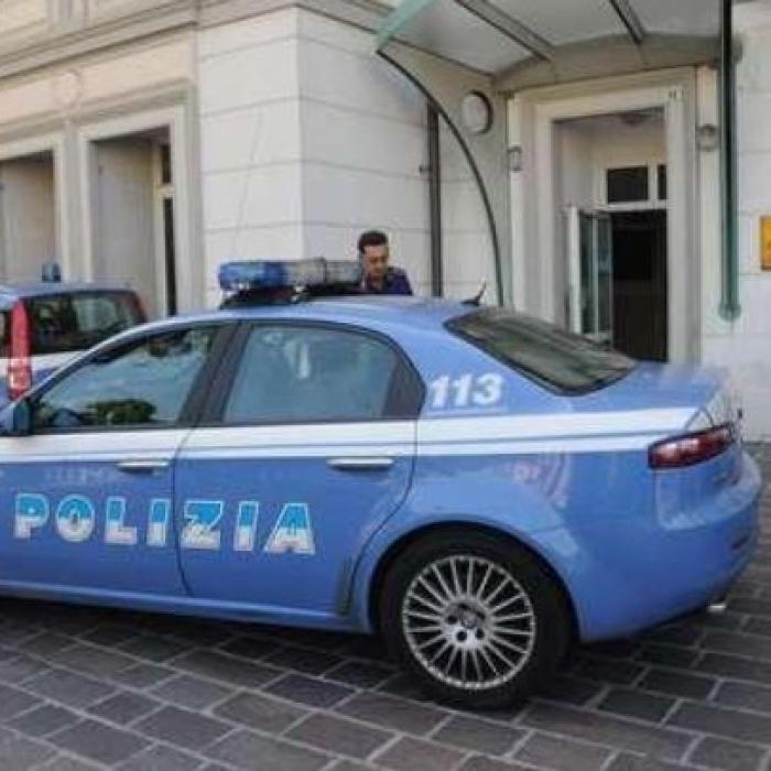 Italia. Româncă, înnebunită după haine: A scos cuțitul la o vânzătoare și, apoi, și-a înfipt unghiile în gâtul unui polițist