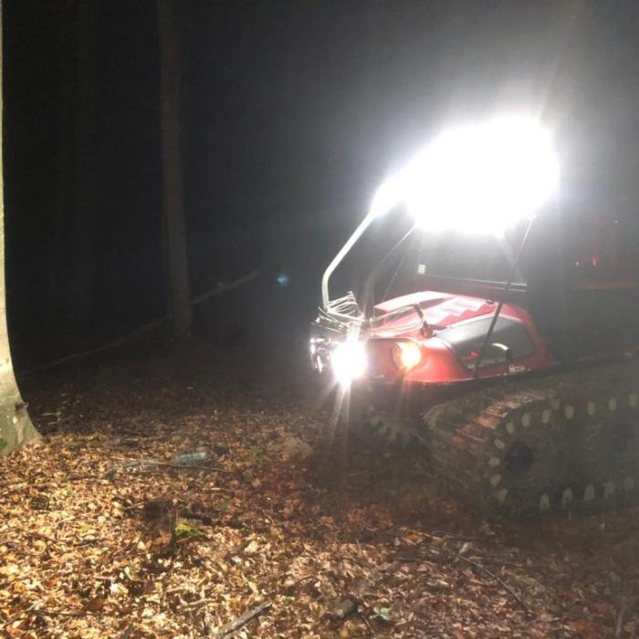 O fetiță de 10 ani a fost găsită într-o pădure, lângă cadavrul mamei. Copila a fost la un pas de moarte