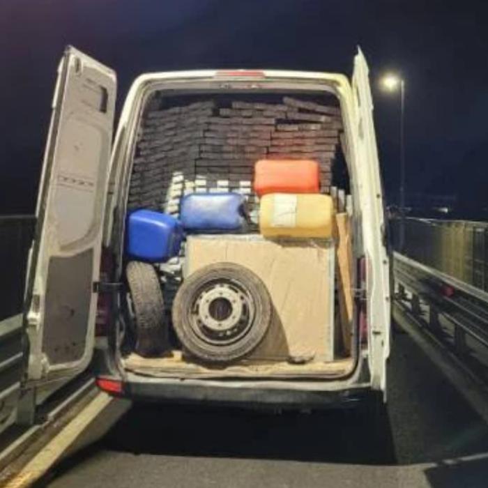 Italia. Doi români au furat o dubă și au plecat mai departe la jefuit societăți comerciale. Lovitură de mii de euro