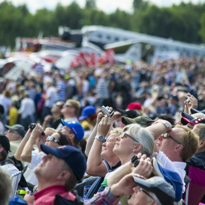 Sute de adepți QAnon s-au strâns în Dallas, așteptând învierea lui J.F Kenedy, mort în 1963