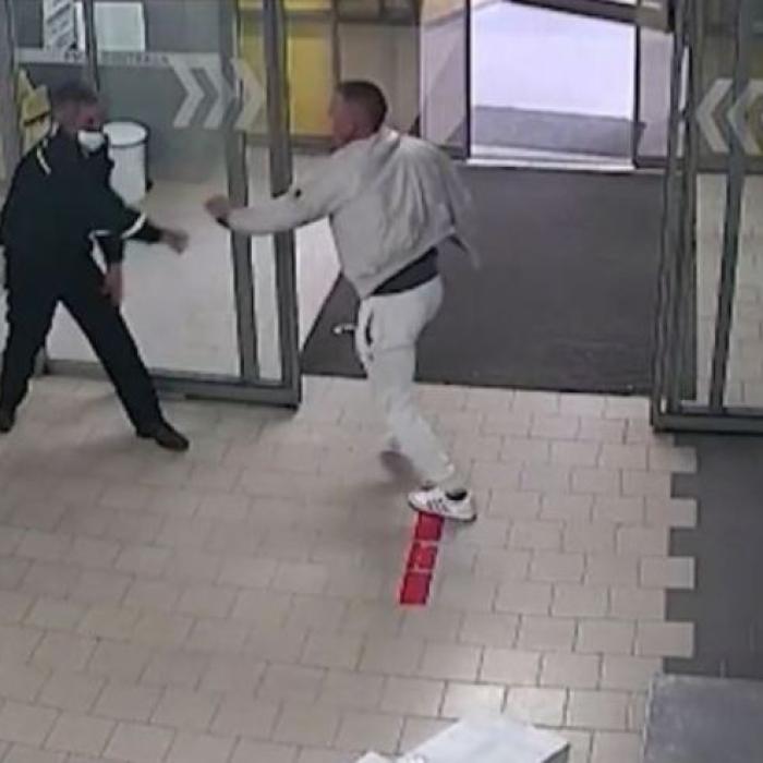 Polițist român, bătut de un tânăr, căruia i-a atras atenția că trebuie să-și poarte mască de protecție 
