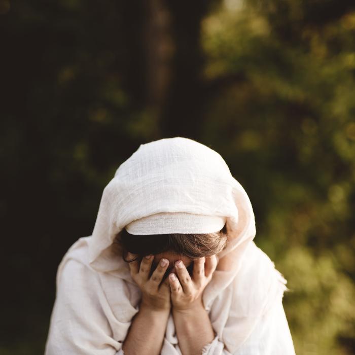 O bunică și-a vândut nepoatele pentru un ban de aur. Minorele nu au tată, iar mama are probleme psihice