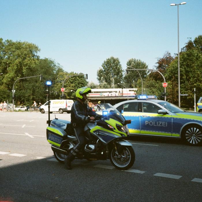 Românul cu "bicicleta roz" a terorizat un orășel din Germania, apoi a fugit în Danemarca 
