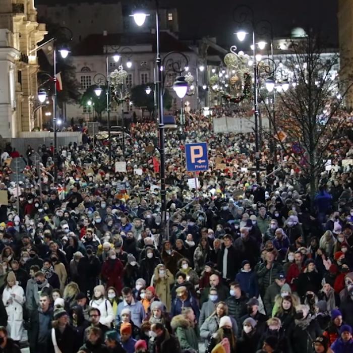 Proteste de amploare în Polonia, după moartea unei femei însărcinate căreia i s-a refuzat avortul