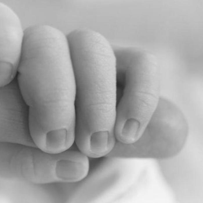 Tatăl care şi-a înjunghiat gemenele de două luni nu poate fi audiat: ,,Doar mormăie“  