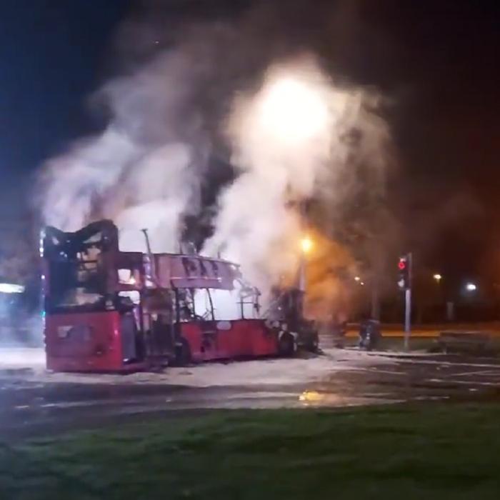 Irlanda de Nord. Autobuz, deturnat şi incendiat: „Terorizăm societatea cu speranța de a realiza ce?” - VIDEO