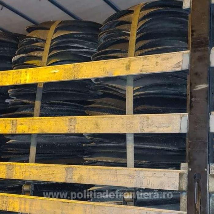 Zeci de tone de deșeuri din Polonia, oprite la intrarea în România. Luat la întrebări, șoferul nu a putut prezenta niciun act