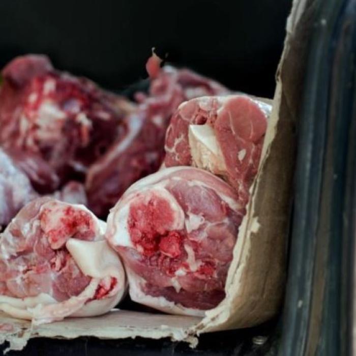 Agent de pază la un abator din vestul țării, prins cu mașina burdușită de carne furată