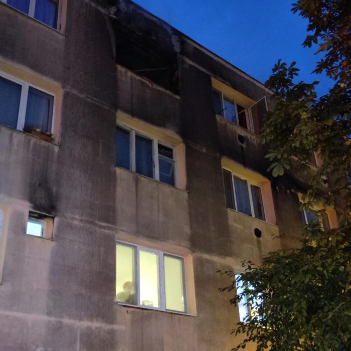 Un român și-a dat foc la apartament, în urma unei crize de gelozie. Bărbatul a fost reținut de polițiștii din Brașov