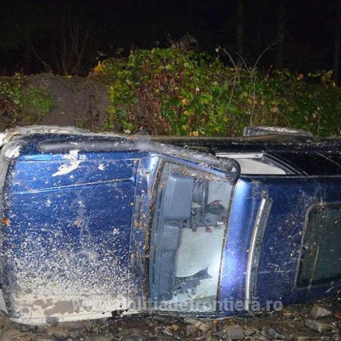 Cinci focuri de avertisment, trase la frontieră. Un șofer, urmărit de polițiști, și-a abandonat mașina răsturnată și a dispărut în pădure