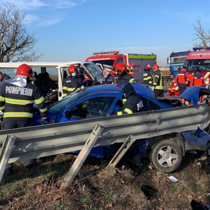 Microbuz cu români, accident teribil în Bihor. Un copil de 6 ani a murit. Încă cinci victime - FOTO