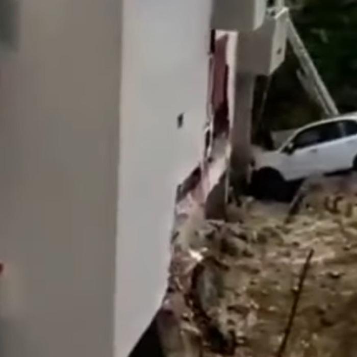 Dezastru în Italia. Inundațiile au făcut prăpăd: Un tronson de drum s-a surpat - VIDEO