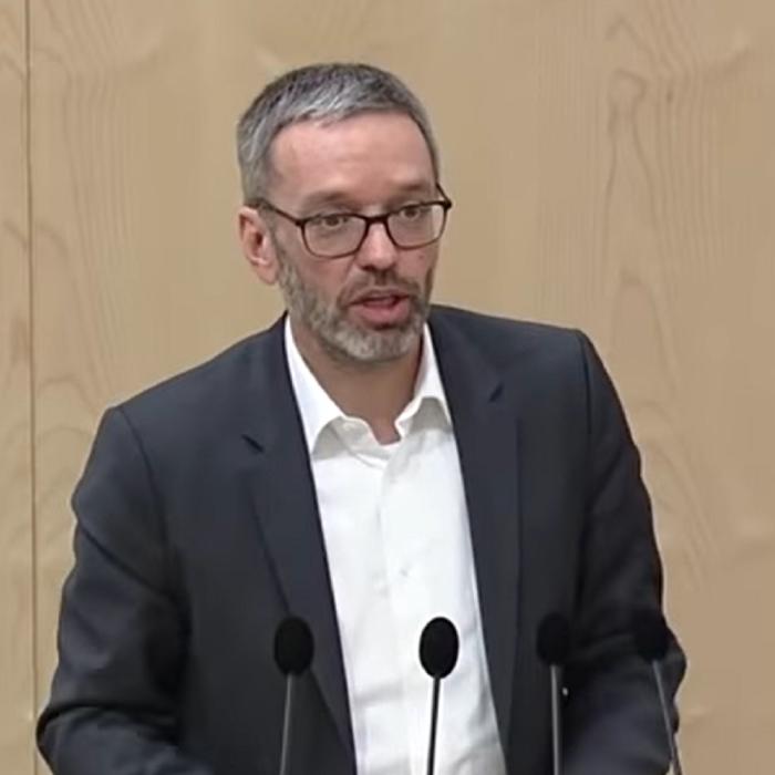 Liderul antivaccinist al extremei drepte austriece are COVID-19