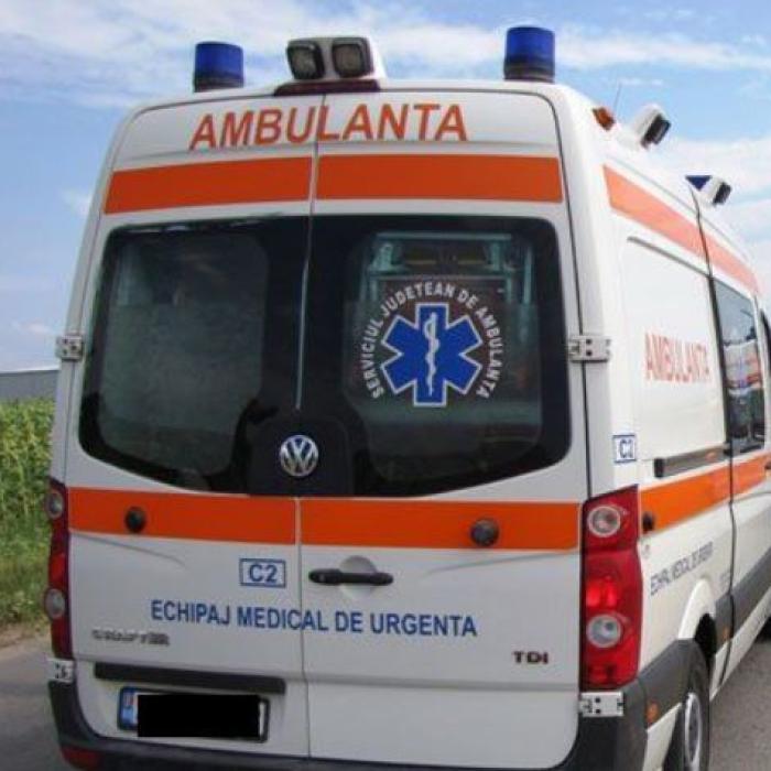O ambulanță a luat foc în mers. Echipajul se îndrepta către un caz medical