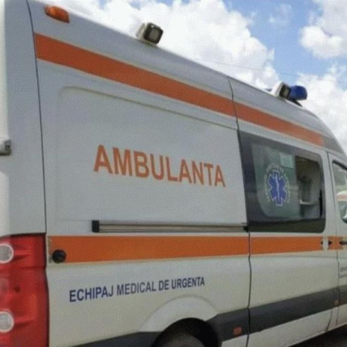 Accident cumplit: Două românce rănite după ce o maşină a intrat într-un microbuz de marfă 