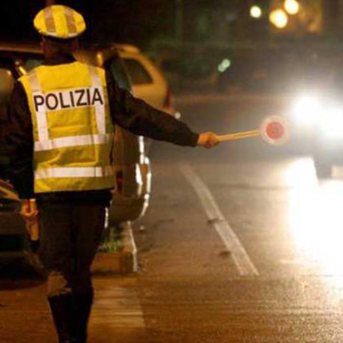 Italia. Un român s-a urcat beat mort la volan și a făcut praf mașina poliției care patrula pe stradă