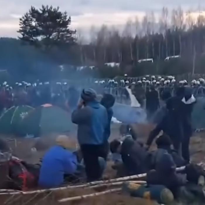 Militarii polonezi s-au bătut cu imigranţii la frontiera cu Belarus. ,,Încearcă să distrugă gardul și să pătrundă în țară"