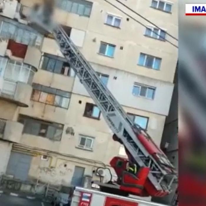 Copiii sechestrați de pedofilul din Galați, scoși de pompieri pe geam: Au fost drogați și abuzați