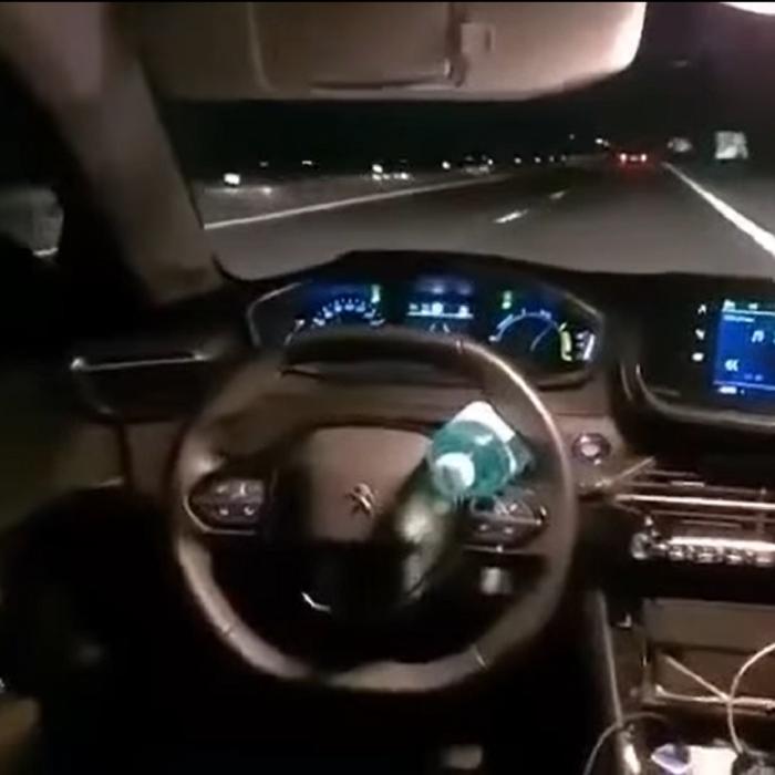 Un șofer român arată cum merge în „mod autonom” cu o sticlă de plastic în volan, în timp ce mașina avea viteză pe autostradă - VIDEO