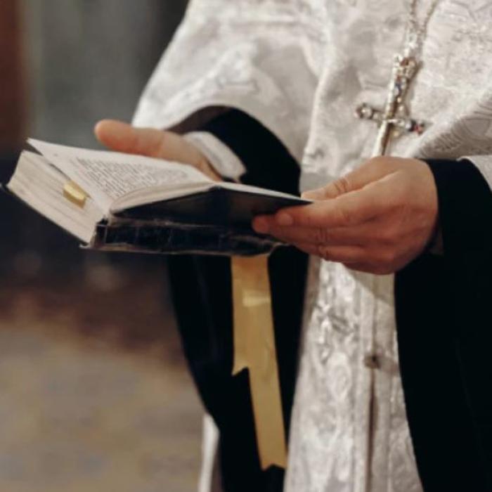 Un preot a abuzat-o sexual, timp de trei ani, pe fiica minoră a concubinei sale. Bărbatul va sta ani grei la închisoare 