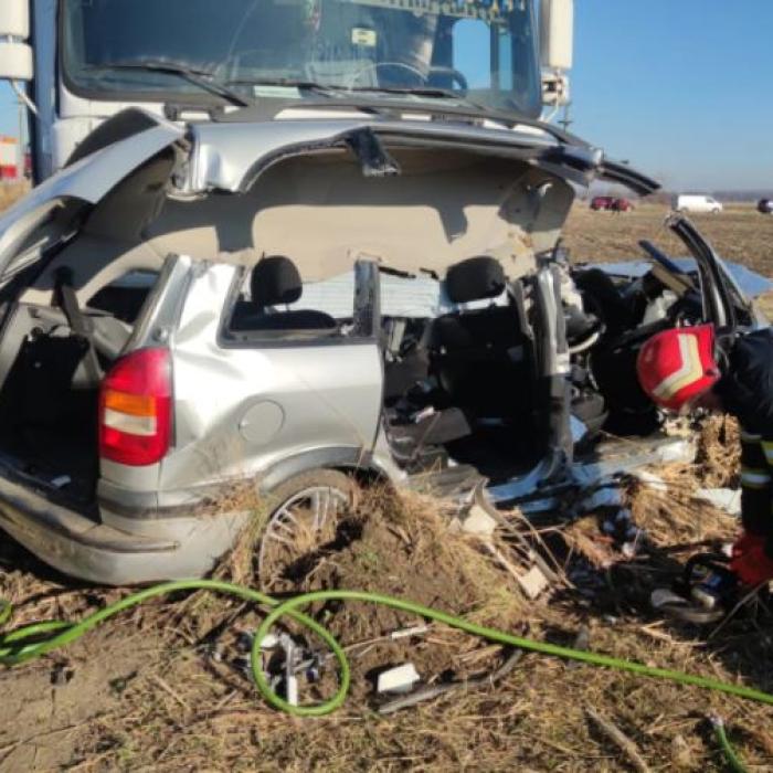 Doi copilași și tatăl lor au murit pe loc, într-un grav accident rutier. Mașina în care se aflau, lovită, violent, de un camion