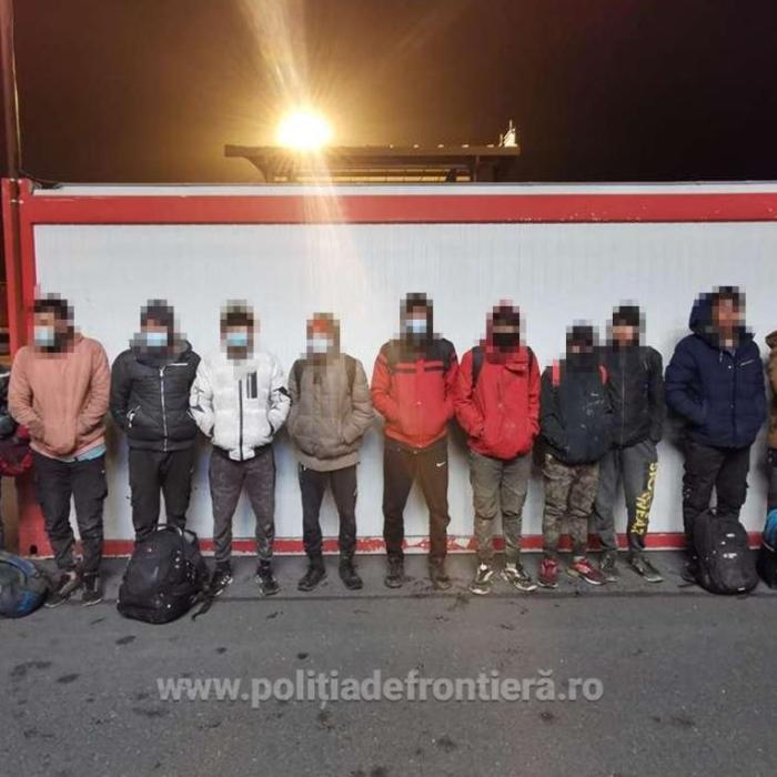 Automarfar, care venea din Turcia, oprit în vama Nădlac. Doisprezece afgani, depistați ascunşi printre marfa transportată  