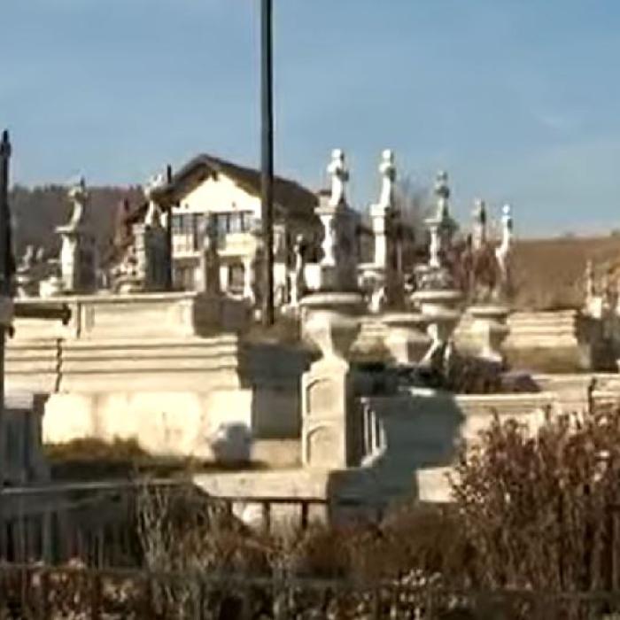 Patru adolescenți români au vandalizat zeci de monumente funerare dintr-un cimitir