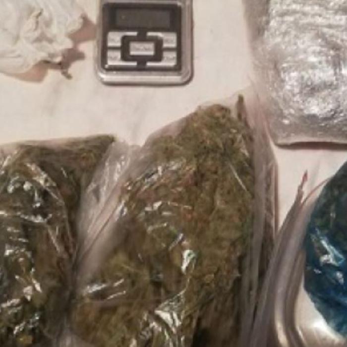 Un kilogram de droguri, descoperit în locuinţa unui român aflat în arest la domiciliu