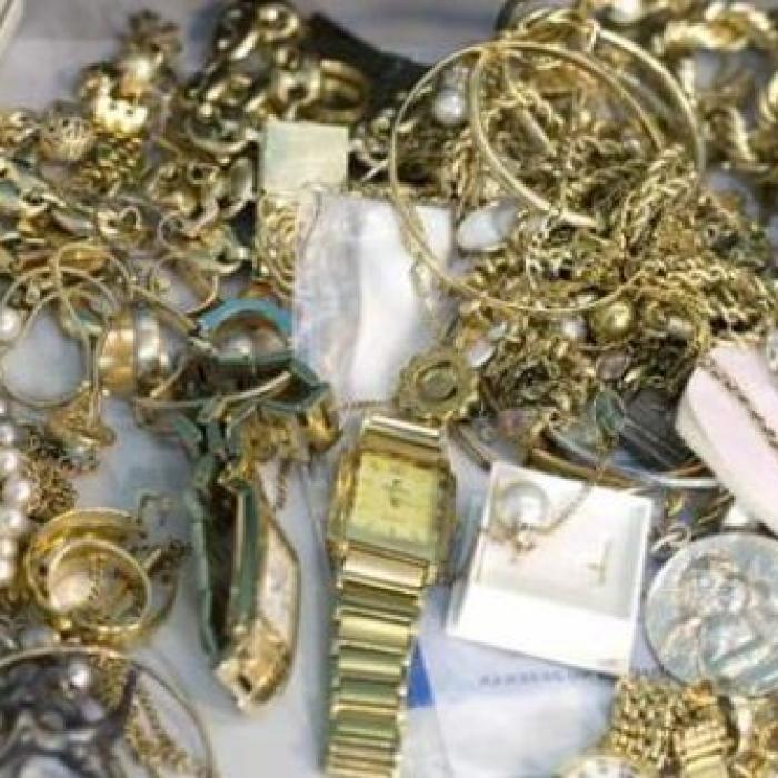 Doi romani, arestaţi preventiv sub suspiciunea de furt. Au sustras bijuterii, ceasuri şi laptopuri de 300.000 de lei