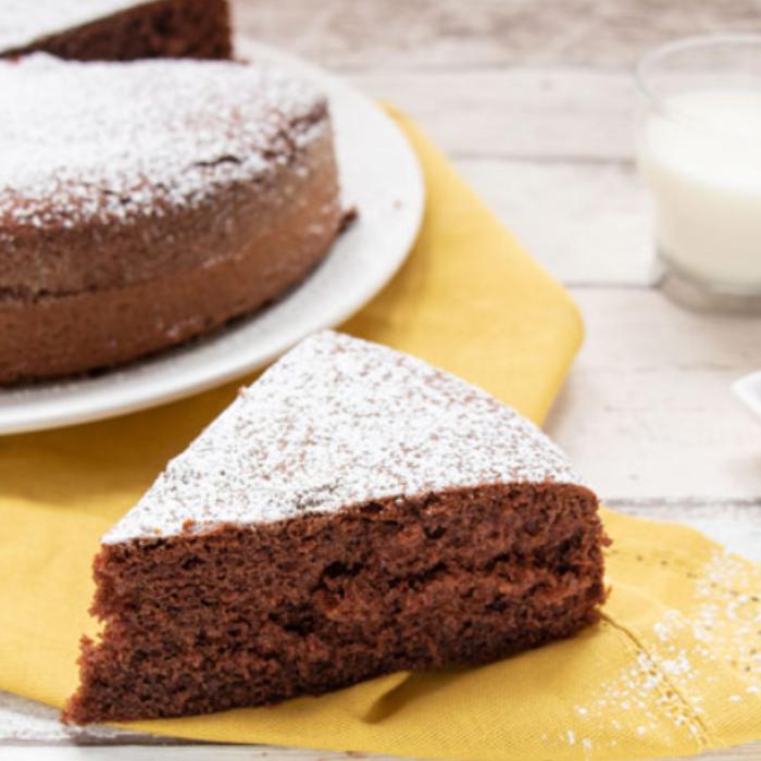 Prăjitura cu lapte cald și cacao, un desert incredibil de pufos și aromat, făcut din cele mai simple ingrediente