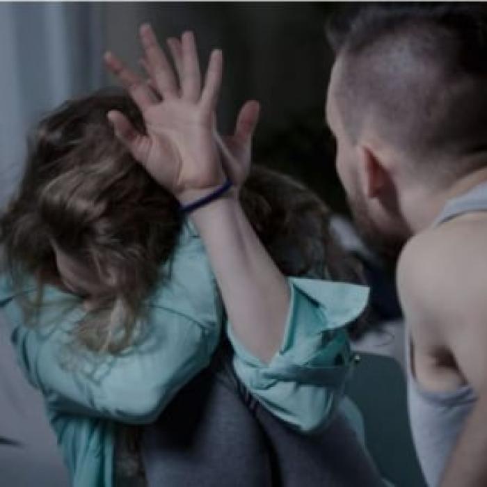 Italia. Româncă de 15 ani însărcinată, bătută cu bestialitate de iubitul său. I-a dat cu lopata în cap și i-a rupt o coastă