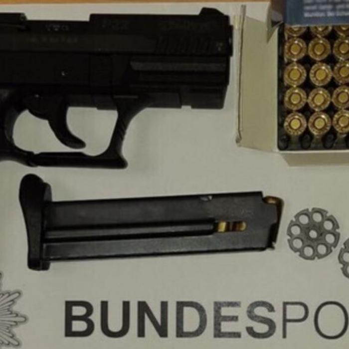 Germania. Un român, căutat de Interpol, prins cu o armă ilegală în mașină. Polițiștii federali l-au condus direct în pușcărie