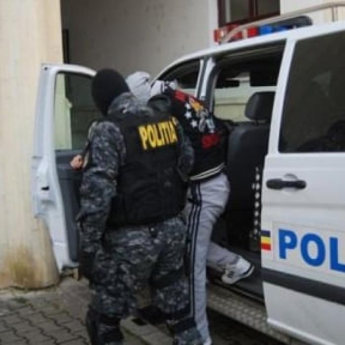 Un tânăr român, de 20 ani, este bănuit că şi-ar fi ucis tatăl. Bărbatul a fost săltat de polițiști