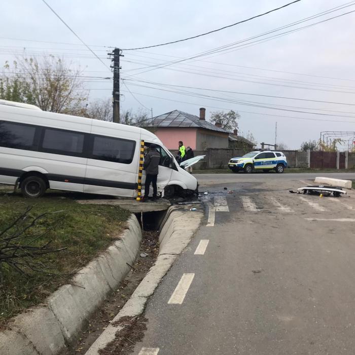 Accident cumplit: Un microbuz a pierdut controlul și s-a oprit într-un gard. Trei răniți în urma impactului violent