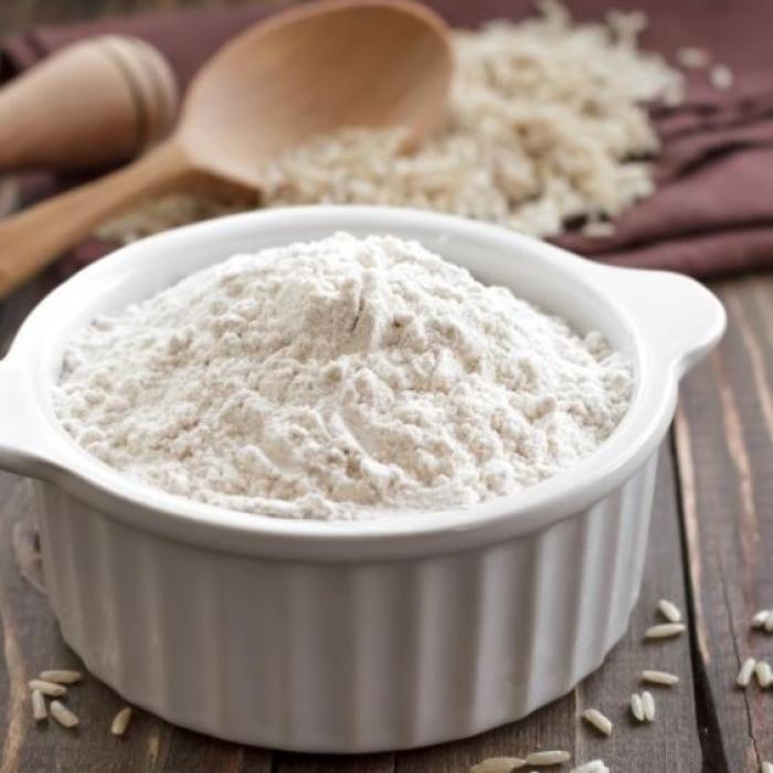 Amestecă puțină făină cu apă călduță. Aplică pasta formată pe față, iar rezultatul te va încânta. Tenul tău va străluci