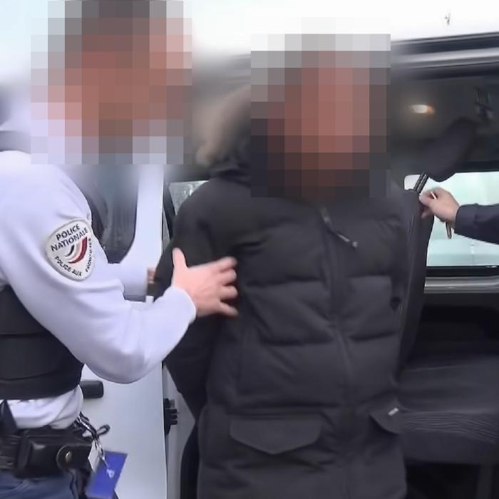 Franța. Doi hoți români au vrut să îi taie cu fierăstrăul electric pe polițiștii care i-au prins la furat