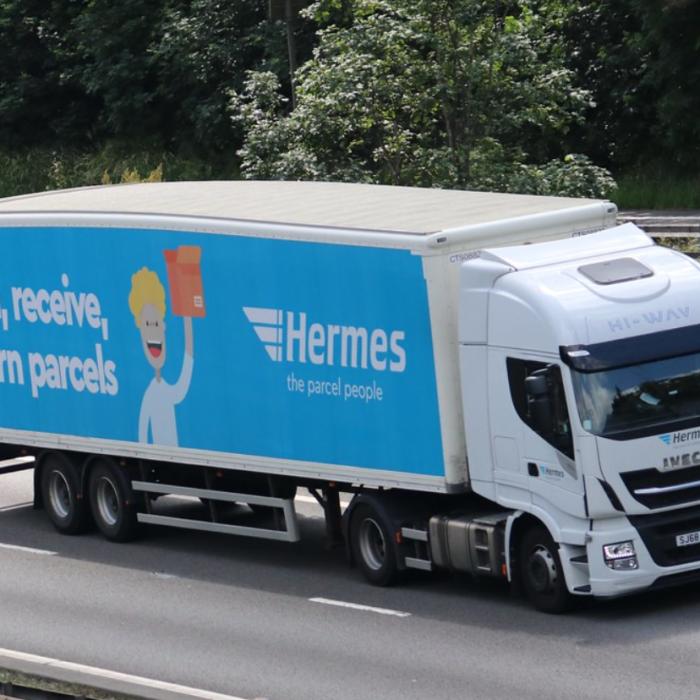 Anglia. Un șofer român riscă ani grei de închisoare, după ce a furat din coletele clienților. Complice a fost chiar soția sa