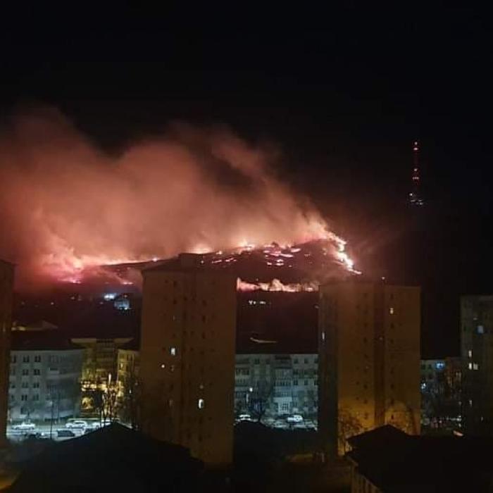 Incendiu violent în Neamţ. Focul uriaș risca să ajungă la locuințele din apropiere. Flăcările s-au văzut din toate zonele orașului
