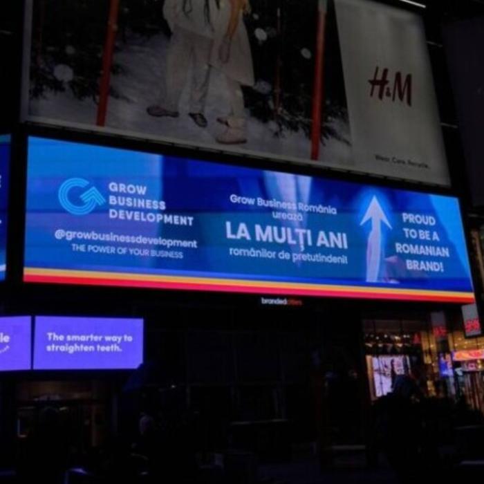 Mesajul "La mulți ani românilor de pretutindeni", afișat în Times Square, New York - FOTO