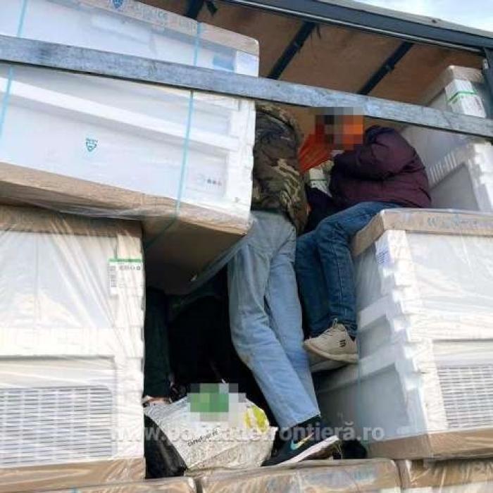26 de migranţi, ascunşi într-un camion, printre frigidere. Șoferul român, blocat la vamă, urma să ajungă în Italia