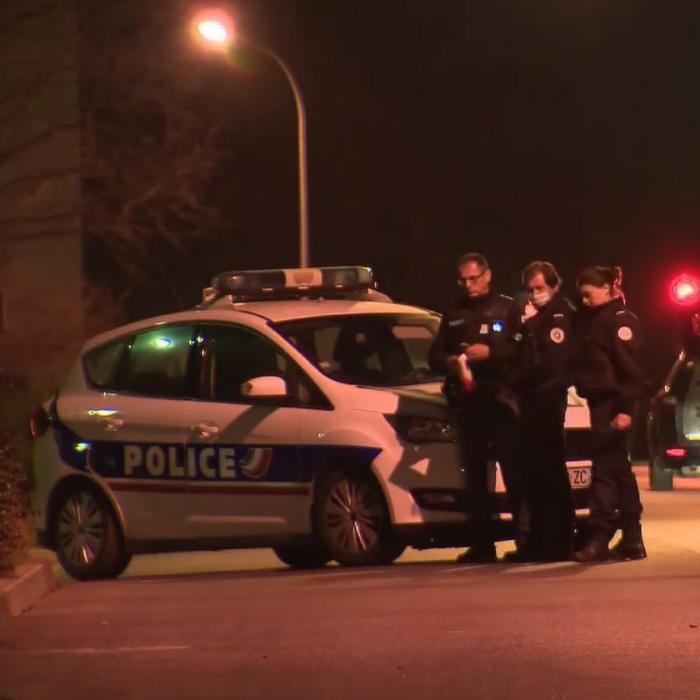 Atac în Franța: Un bărbat costumat în ninja a atacat şi rănit cu sabia două poliţiste