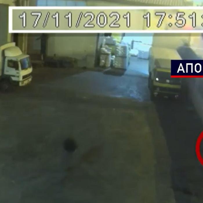Caz revoltător în Grecia: Fetiță româncă de 8 ani, sufocată cu ușa. Muncitorii au trecut nepăsători (FOTO + VIDEO)