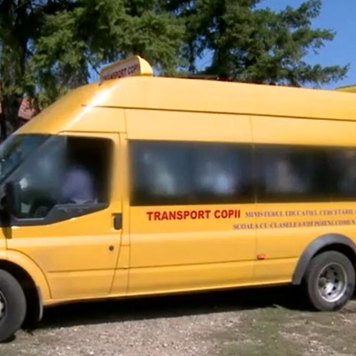 Microbuz școlar în care se aflau 13 elevi, implicat într-un accident grav. Șapte copii au ajuns la spital