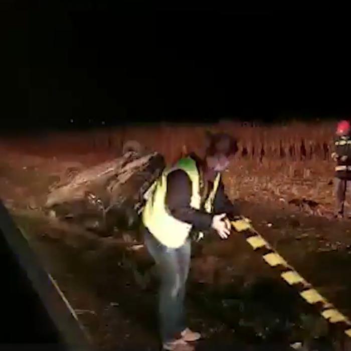Trei români, răniţi într-un accident rutier. Un șofer a schimbat banda fără să se asigure și s-a izbit de un TIR