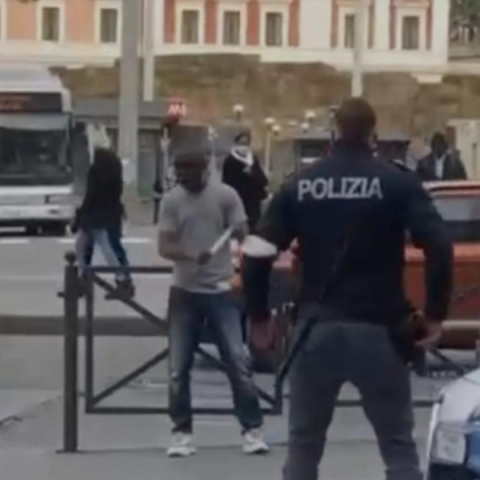 Teroare în gara Termini din Roma: Un bărbat înarmat cu un cuțit amenință trecătorii (video)